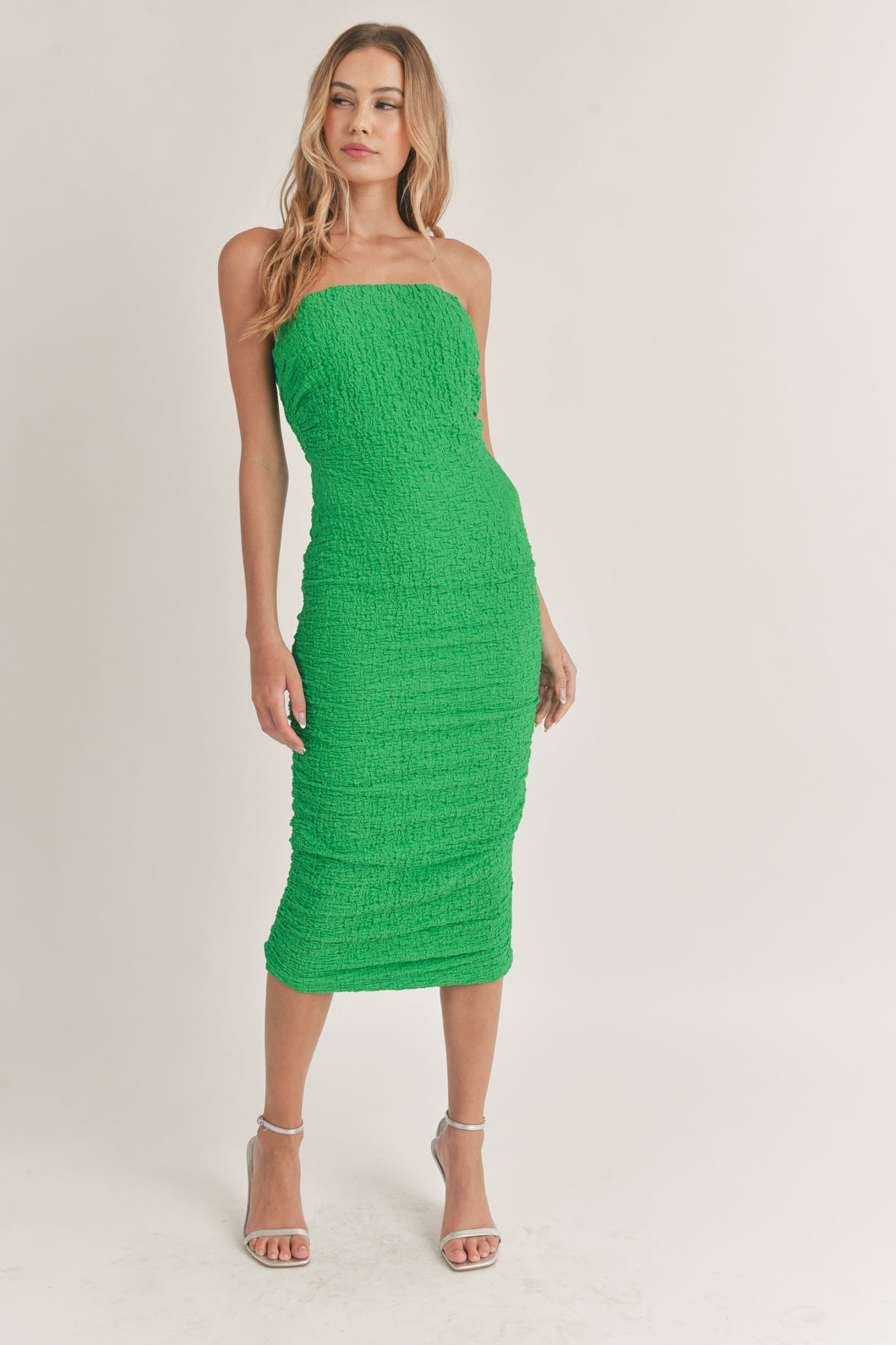 Color: Kelly Green Fitted/Bodycon fit Self: 90% polyester, 10% spandex; Lining: 100% polyester Model is 5'5 and wearing a Small, Ruched, Midi dress, Classic Green, Strapless, Boned Bodice, Trendy, Summer, Sundress, Night Out